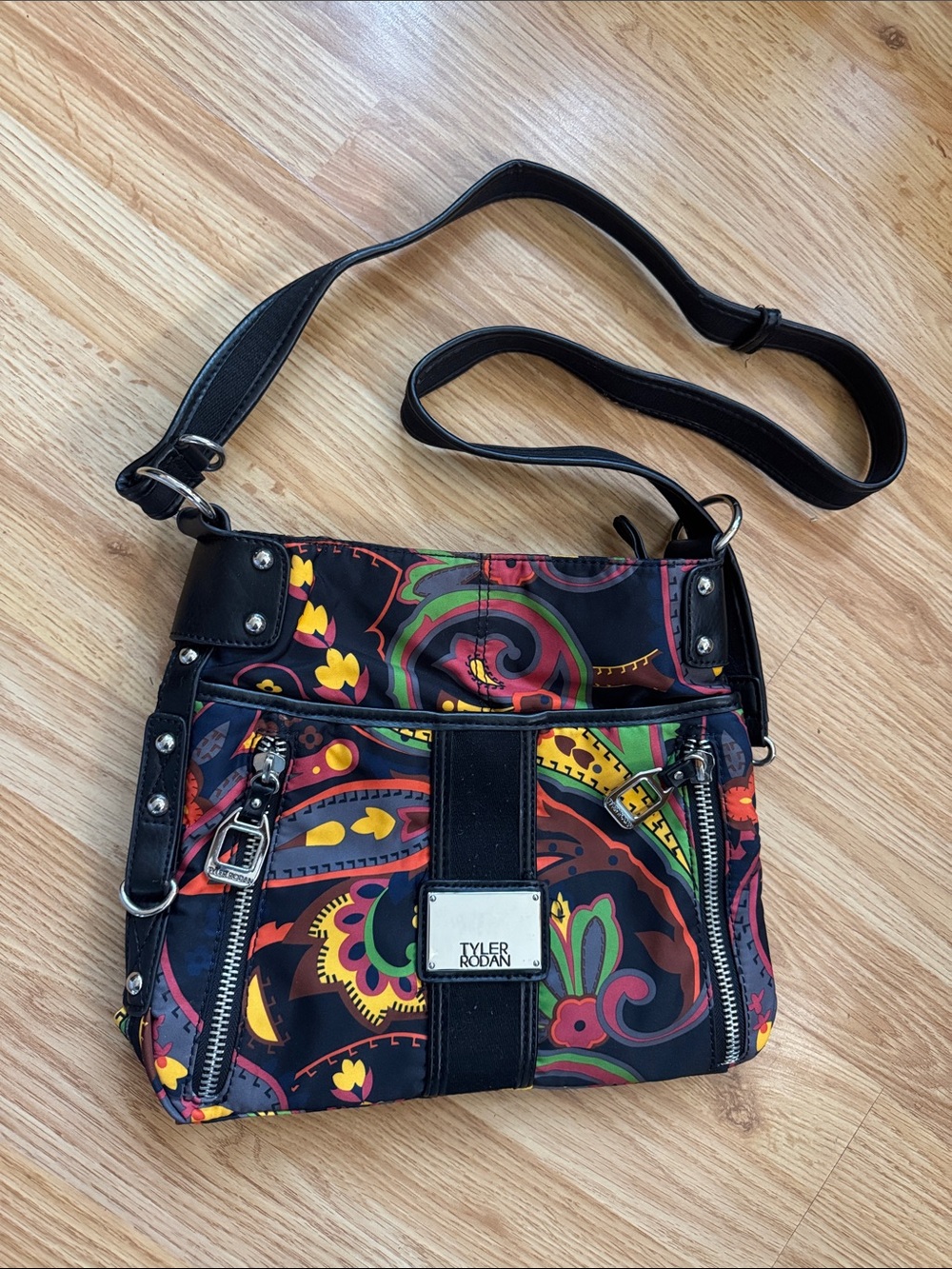 Tyler Rodan Black Paisley Crossbody 🔅